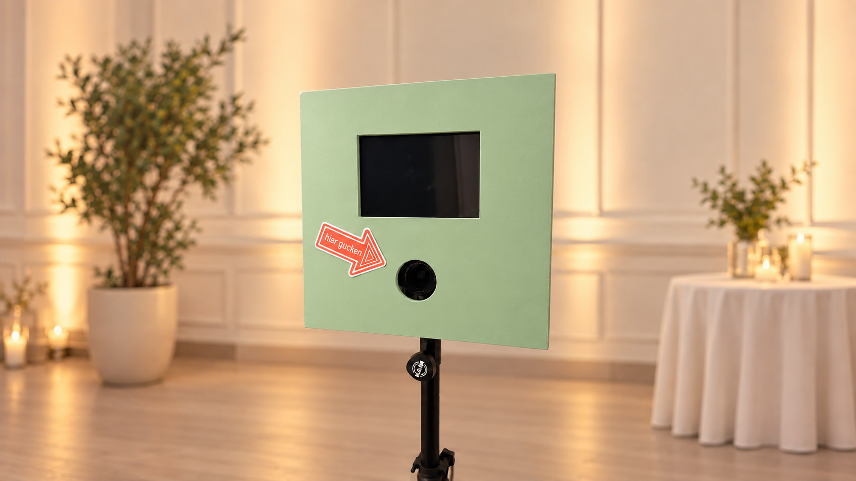 Die mintgrüne Feierbild-Fotobox mit Bildschirm, Kamera und Studioblitz